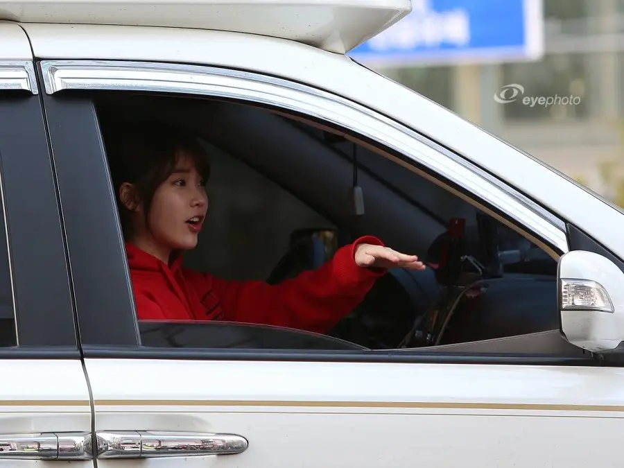 아이유 직찍 - 130331 인기가요 퇴근 by eyephoto