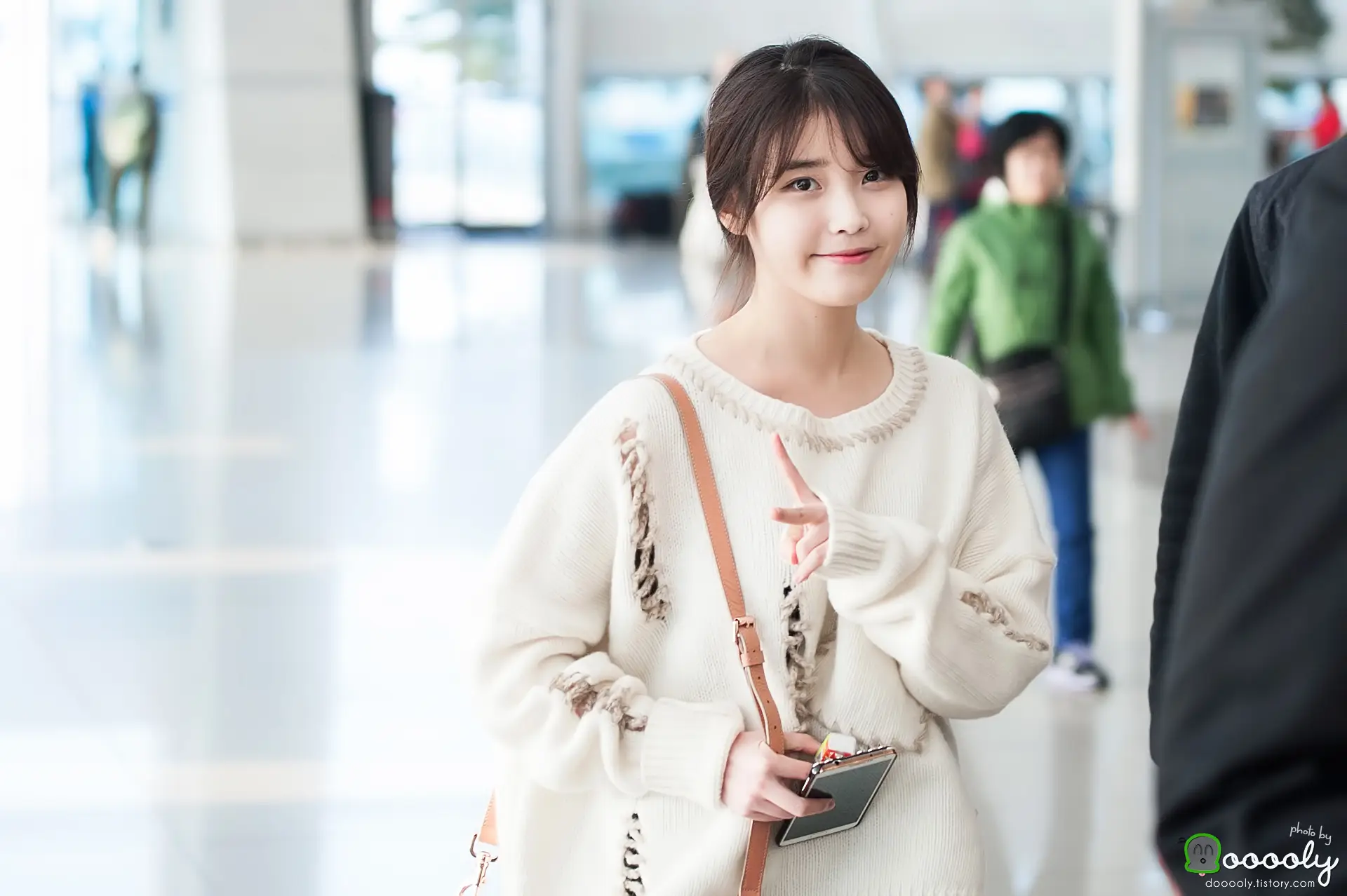 너무 이쁘고 깨끗하게 찍힌.. 140322 인천공항 출국 아이유 직찍 by 둘리