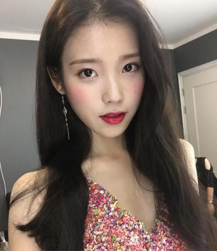 오늘자 아이유 .jpg