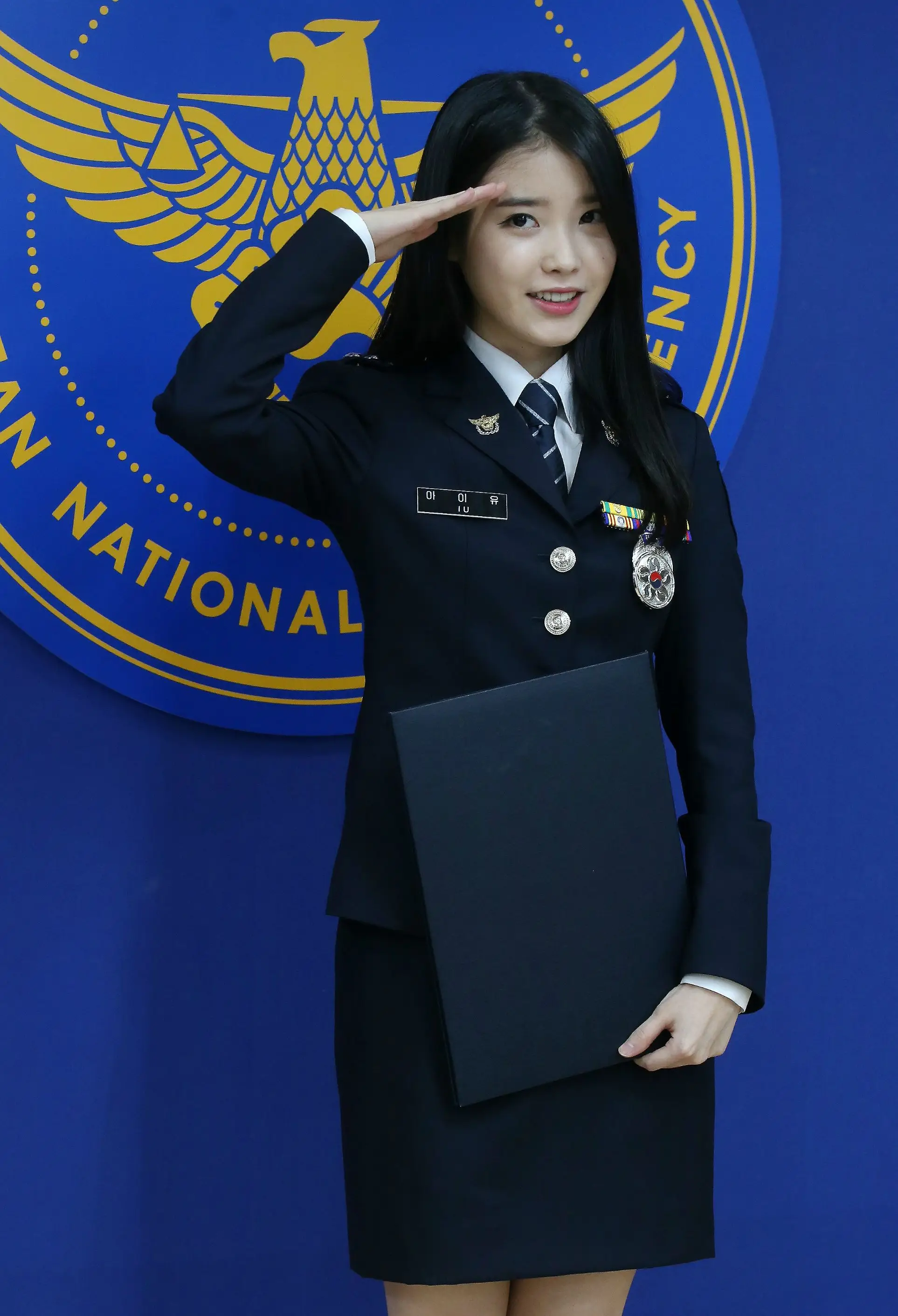 141106 아이유 명예경찰 특별승진식.jpg