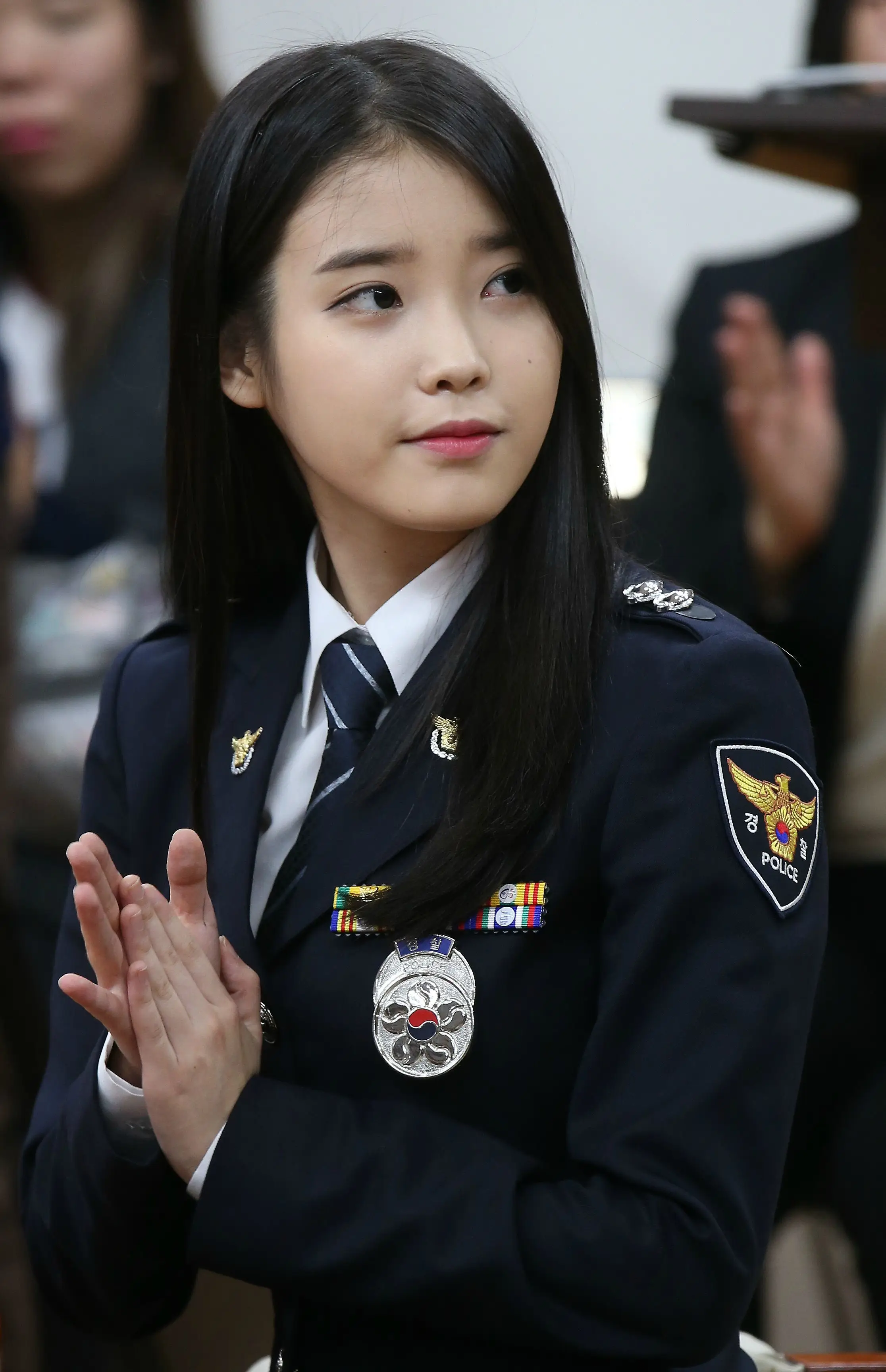 141106 아이유 명예경찰 특별승진식.jpg