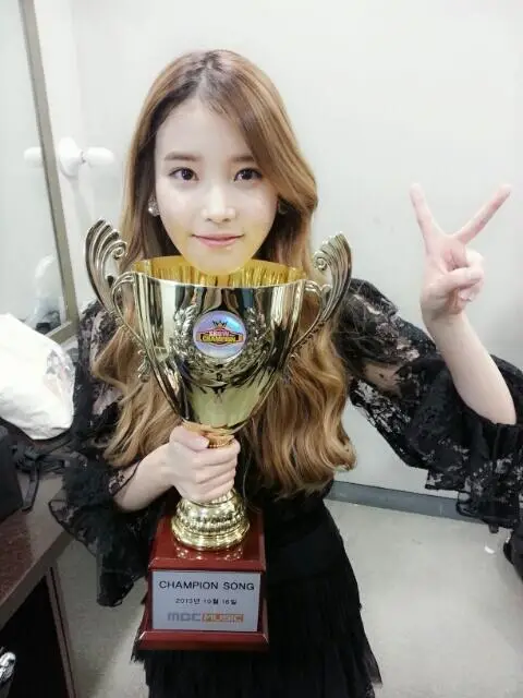 쇼챔피언 131016 트위터 - 쇼챔에서 첫 1위를 차지했네요~ 역시 아이유!!!