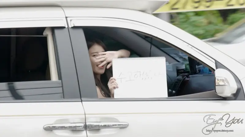 130728 인기가요 mc 아이유 마지막 퇴근길 직캠 by EyeYou