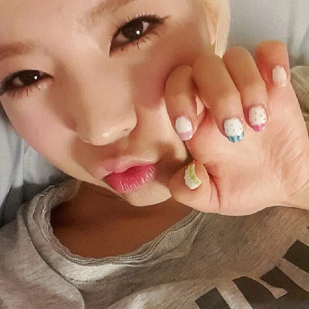 130708 써니 인스타그램 업뎃 :: 컵케익이요기도잉네?! Luv cupcakes! Luv nails!!