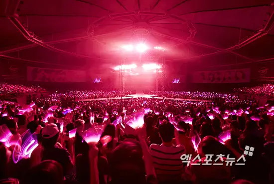 소녀시대(SNSD) Girls&Peace in Seoul- SM 공식.jpg