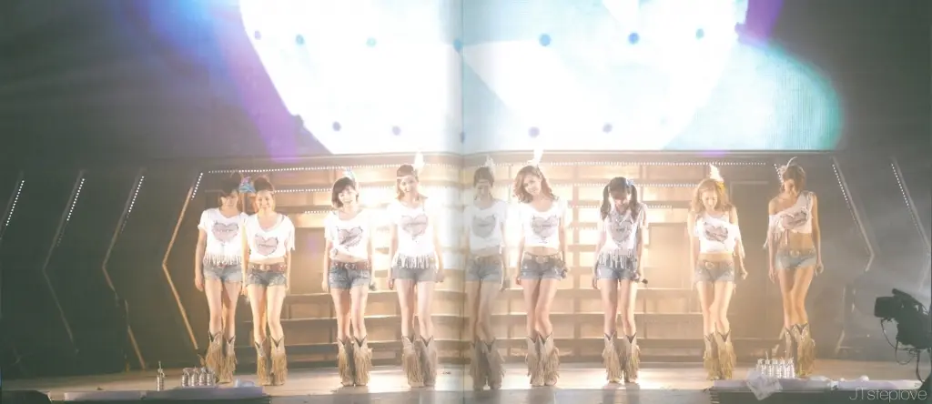 [Scan] 2011 Girls’ Generation Tour photobook