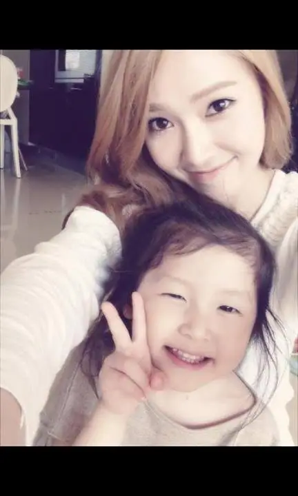 Jessica with a kid (제시카와 꼬마아이)