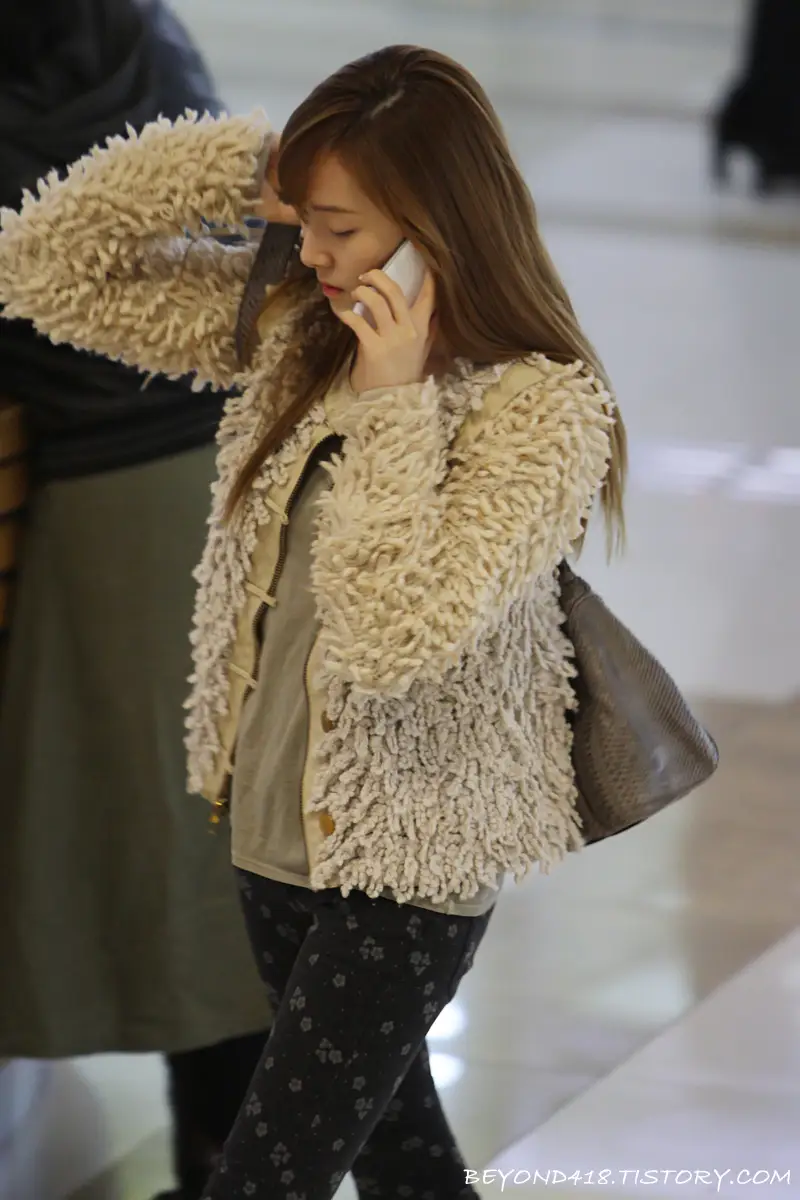 [Other versions] SNSD_제시카(JESSICA) :: 121105 김포공항 출국