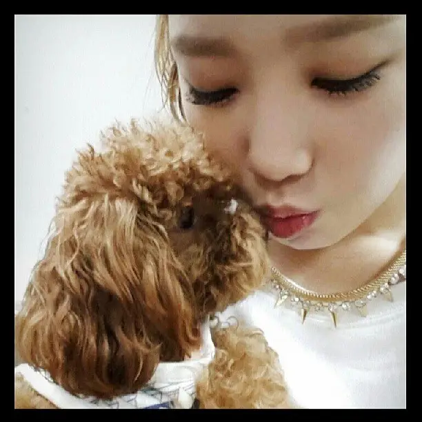 130511 태연 인스타그램 :: She kissed me '3' BORI♥ & I'm waiting. w/ ARI♥ #sonemissU