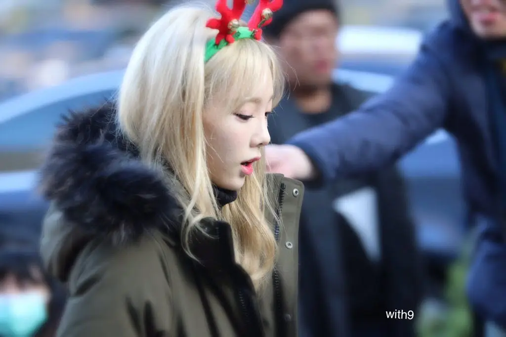 151204 뮤직뱅크 출근길 태연 직찍 by DoMyBEST125, with9