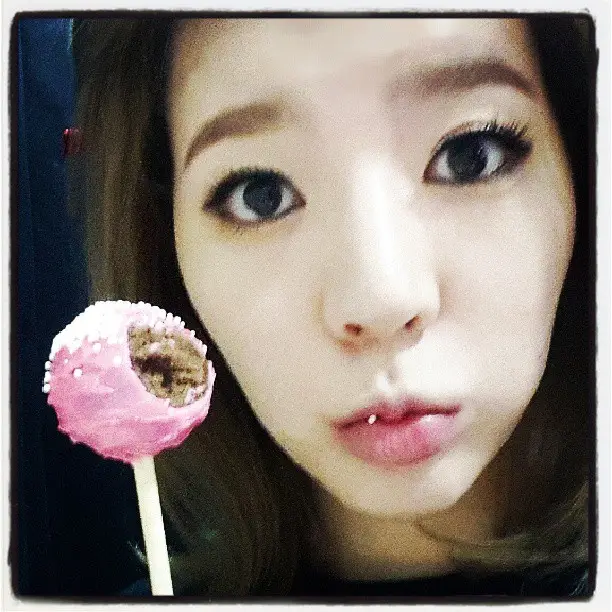 131009 써니 인스타그램 업뎃 - 이거므야왜맛있지달달허니좋넹~ Sweet things♥ #pink #candypop