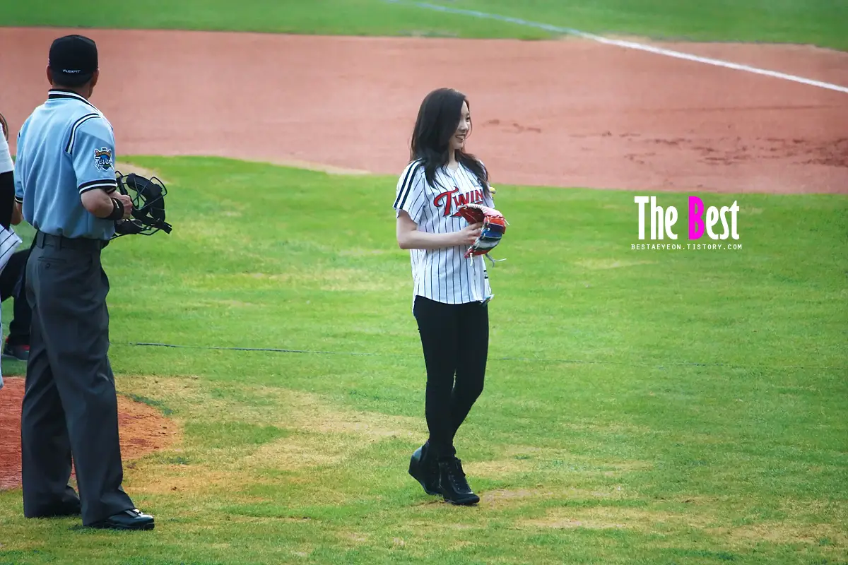 130827 프로야구 태연 시구 직찍 by The Best