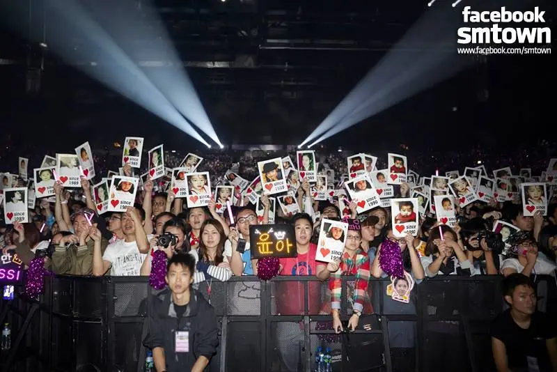 131110 홍콩콘서트 SM페이스북 소녀시대 단체.jpg