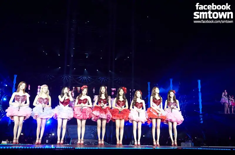 131110 홍콩콘서트 SM페이스북 소녀시대 단체.jpg