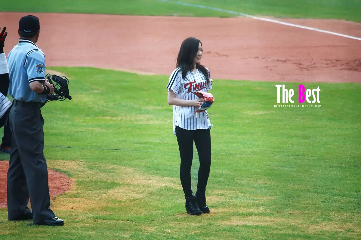 130827 프로야구 태연 시구 직찍 by The Best