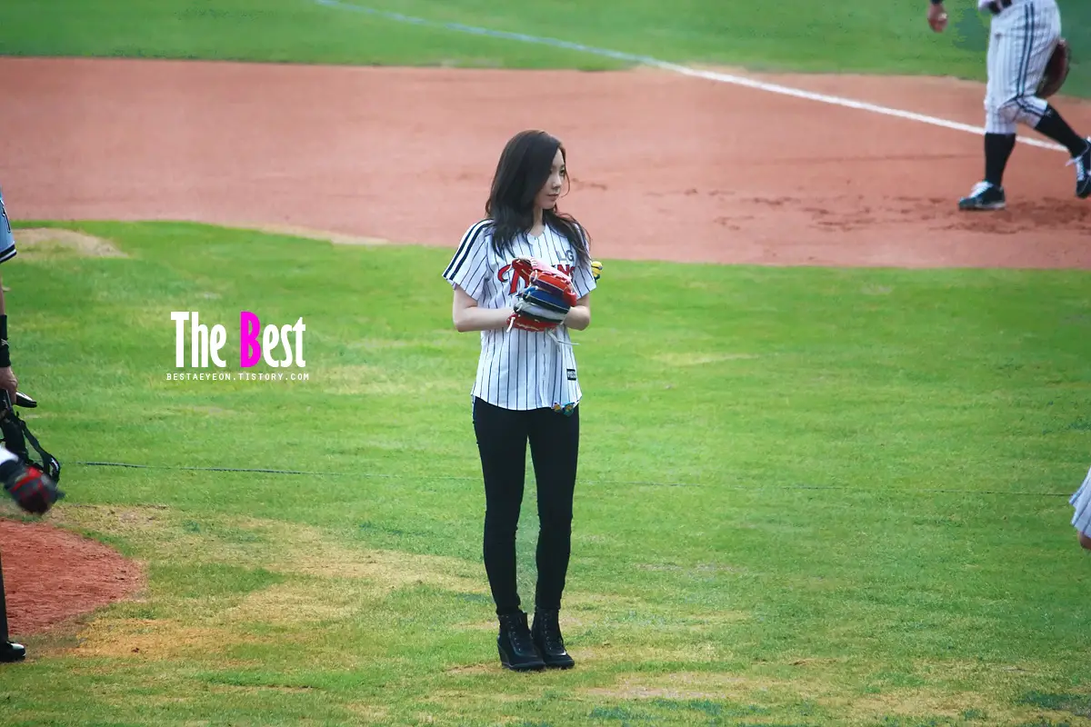 130827 프로야구 태연 시구 직찍 by The Best