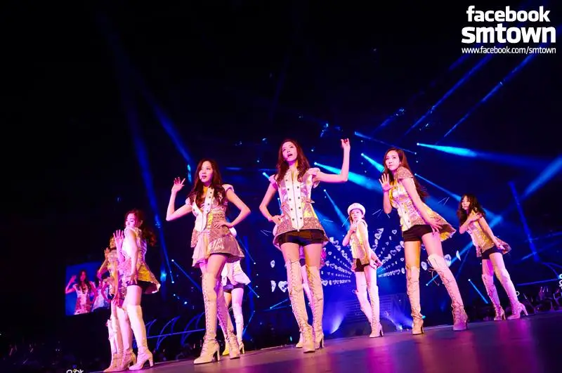 131110 홍콩콘서트 SM페이스북 소녀시대 단체.jpg