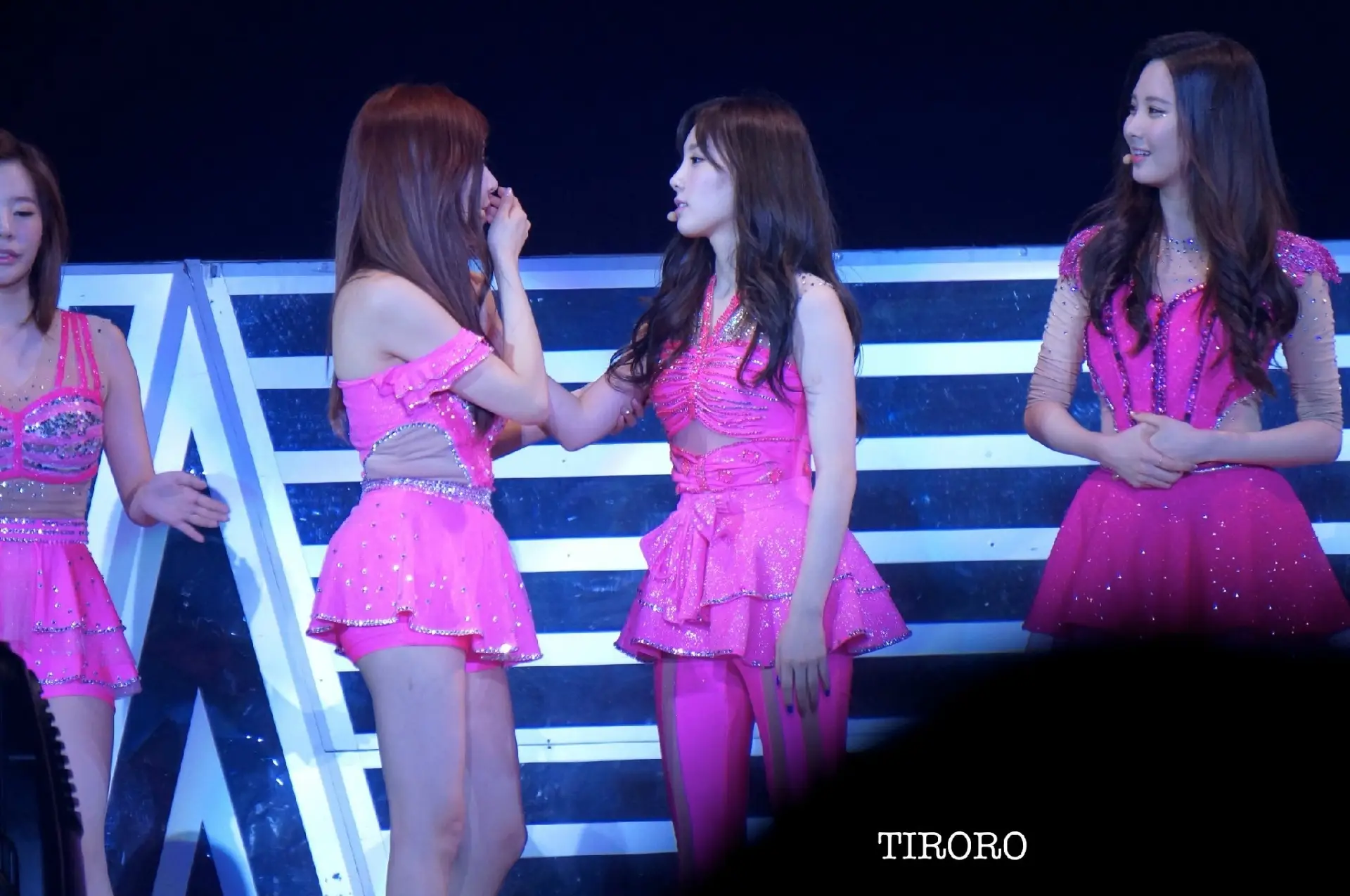 (6pics) 131109 걸스앤피스 홍콩콘서트 직찍 by Tiroro