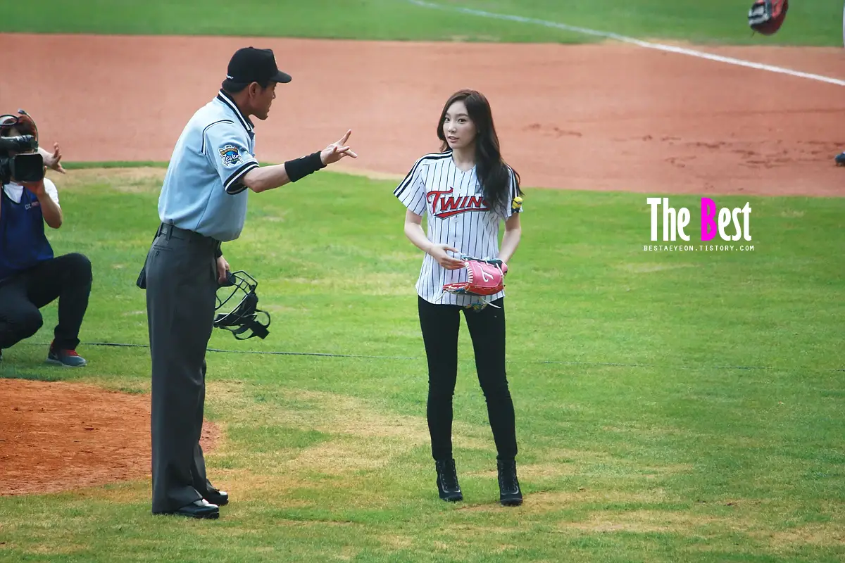 130827 프로야구 태연 시구 직찍 by The Best