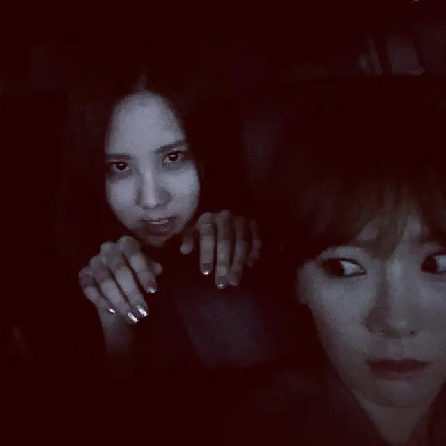 131106 태연 인스타그램 업뎃 - 내 뒤에 뭐가 있는거같아...