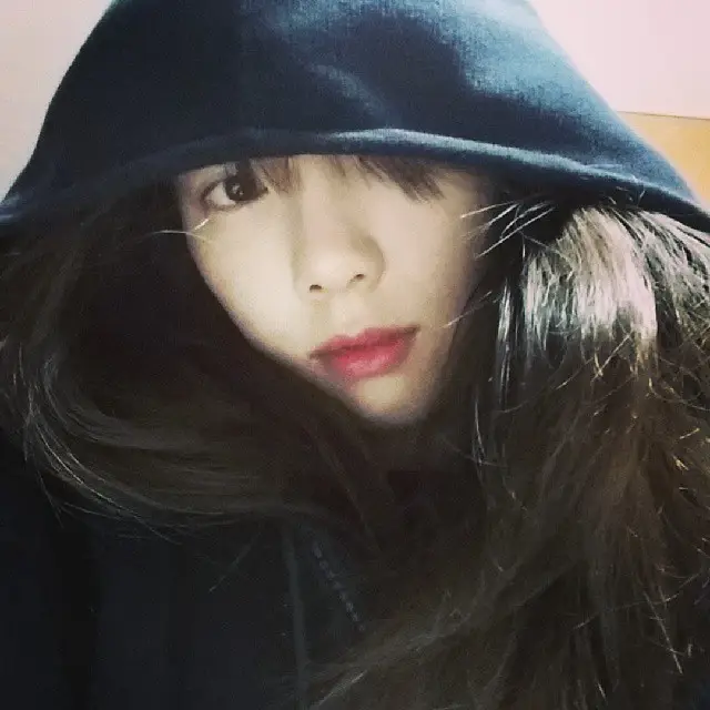 131106 태연 인스타그램 업뎃 - 내 뒤에 뭐가 있는거같아...