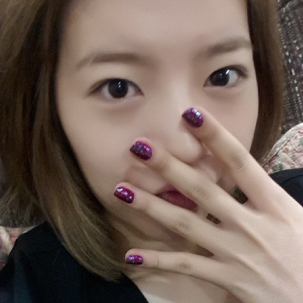 130825 써니 인스타그램 업뎃 - 내가했오!내손톱!! I did it~ #self #nails #purple #얼굴보지마 #손봐손