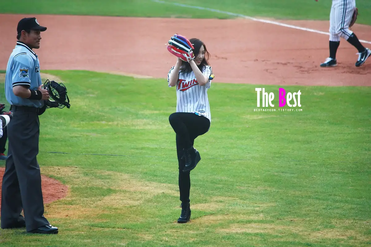 130827 프로야구 태연 시구 직찍 by The Best