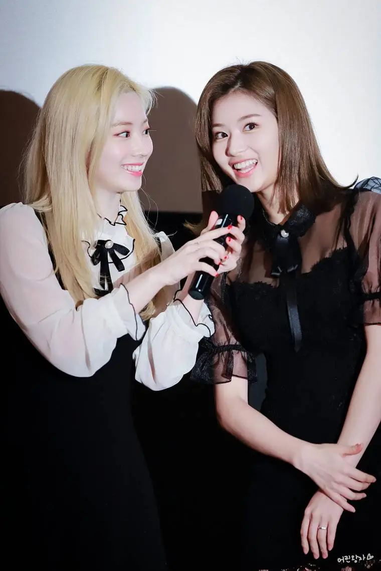 200102 #TWICE (#트와이스) #사나 (#SANA), #다현 (#DAHYUN)