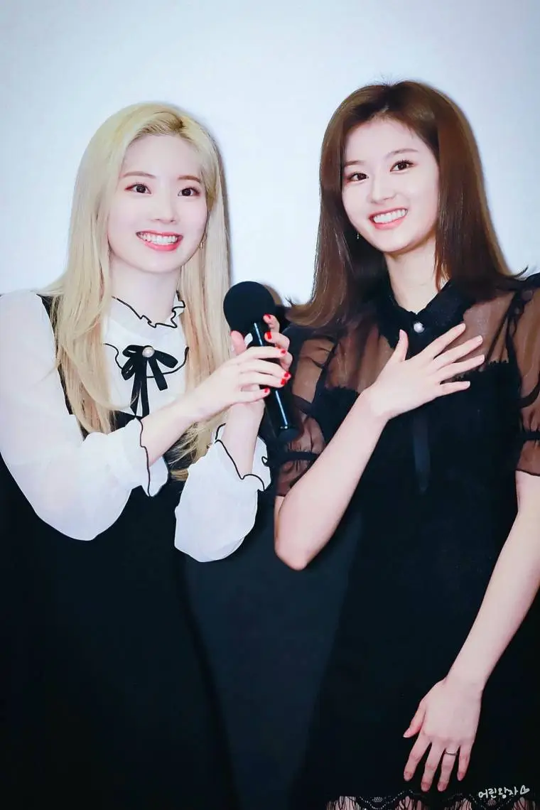 200102 #TWICE (#트와이스) #사나 (#SANA), #다현 (#DAHYUN)