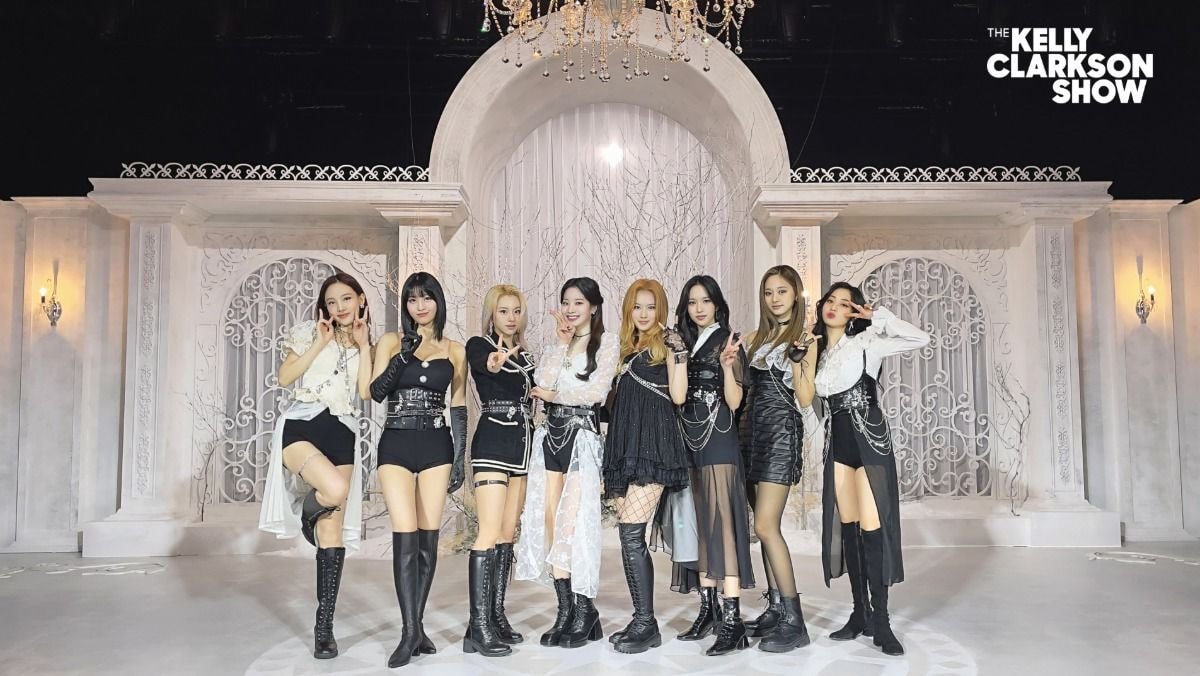 #KellyClarksonShow #TWICE TWICE Performs 'Cry For Me' On The Kelly Clarkson Show