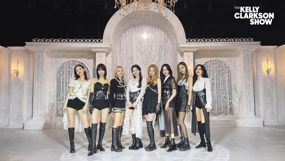 #KellyClarksonShow #TWICE TWICE Performs 'Cry For Me' On The Kelly Clarkson Show