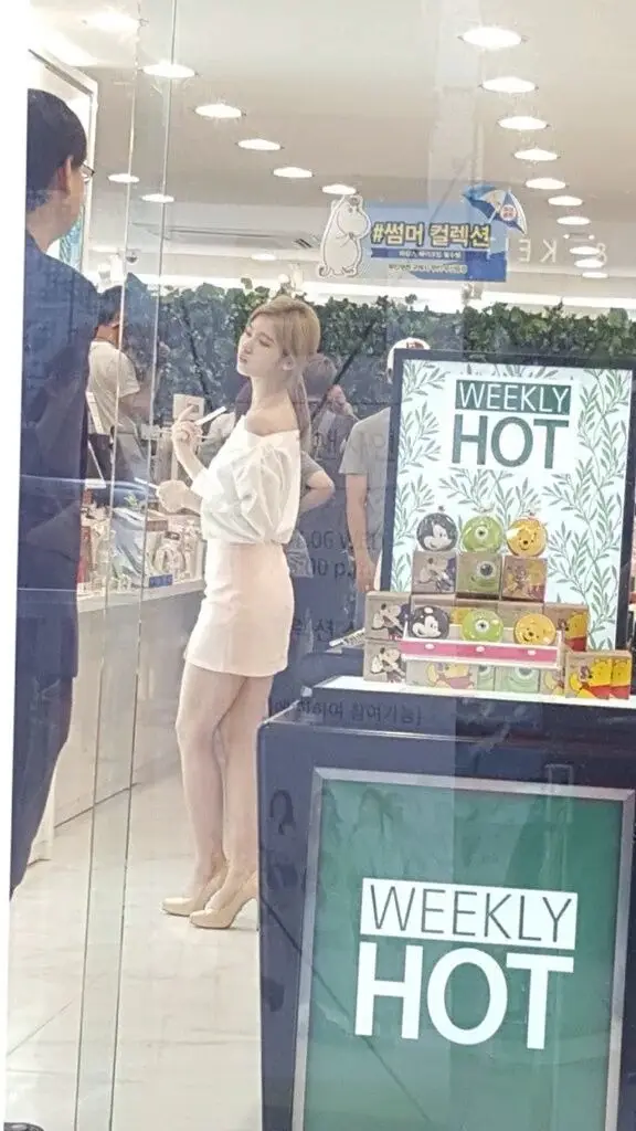트와이스 사나 전신 직찍
