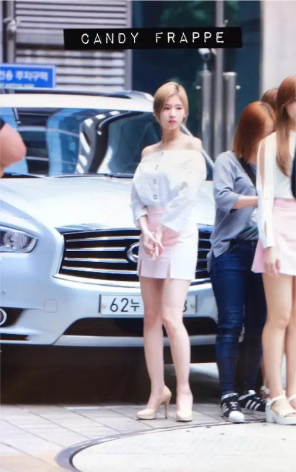 트와이스 사나 전신 직찍