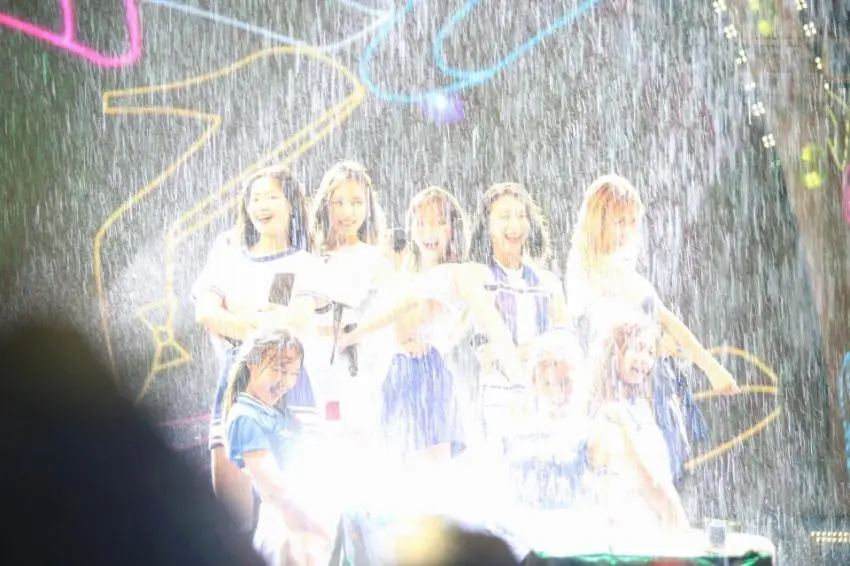 오늘자 폭우속 트와이스 공방 .jpg