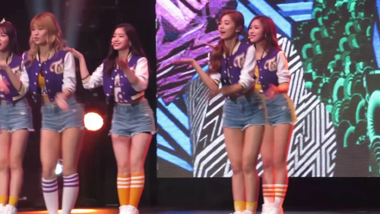 [KCON 2016 LA×M COUNTDOWN] 트와이스 (TWICE) _ INTRO+Cheer Up