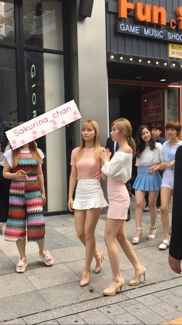 트와이스 사나 전신 직찍