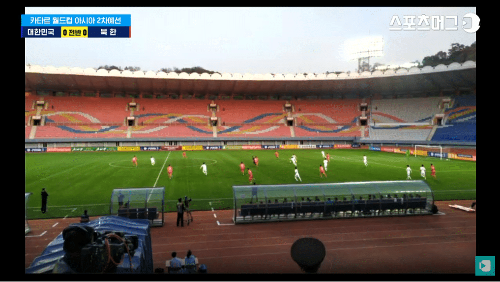 [카타르 월드컵 아시아 예선] 대한민국 vs 북한 축구 경기사진 1장.