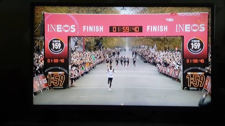 마라톤 마의 2시간 벽 깨짐