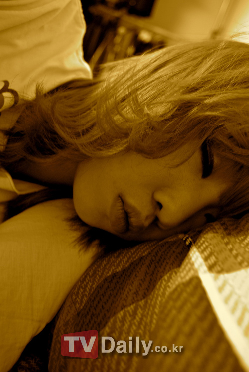 2NE1 공민지, 잠든 모습 공개 ‘잠자는 숲속의 민지!’