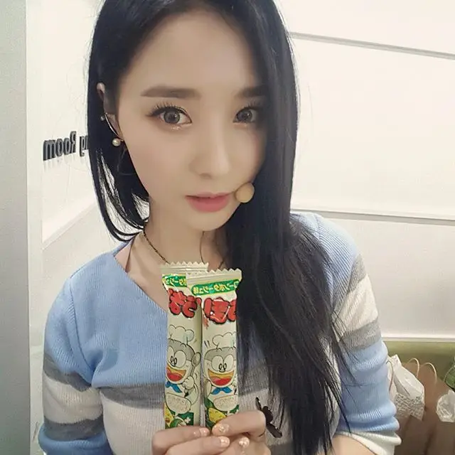 우희(달샤벳) 160214 인스타그램 - 맛있엉.. 끊을 수 없는 군것질의 세계ㅠㅠ 힘들다