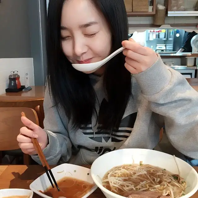 우희(달샤벳) 160209 인스타그램 - 진짜 양이 너무 많아서 토할 것 같당.. 근데 맛있다..