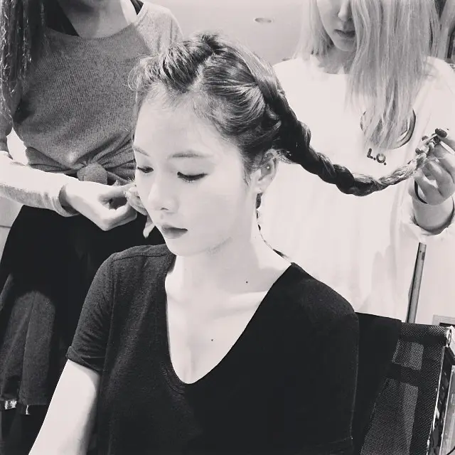 현아(포미닛) 150321 인스타그램 - 지현언니 가윤언니 소현이가 머리해준거예여. 이뿌져