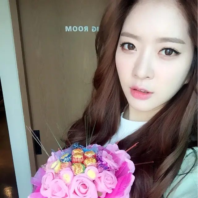 아영(달샤벳) 150516 인스타그램 - 바람이 분다 하필 사진찍는데 타이밍