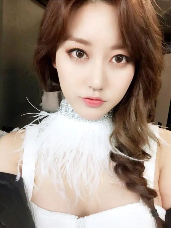 오승아(레인보우) 150214 트윗 - #발렌타인데이 #초콜릿대신셀카선물♥️ #받아랏!얍!~