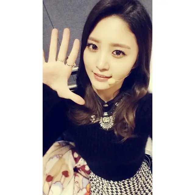 정화(EXID) 141207 인스타그램 - 이~~~쁜 모습 보여주려고 꽃단장하고 왔어용..키키-3-