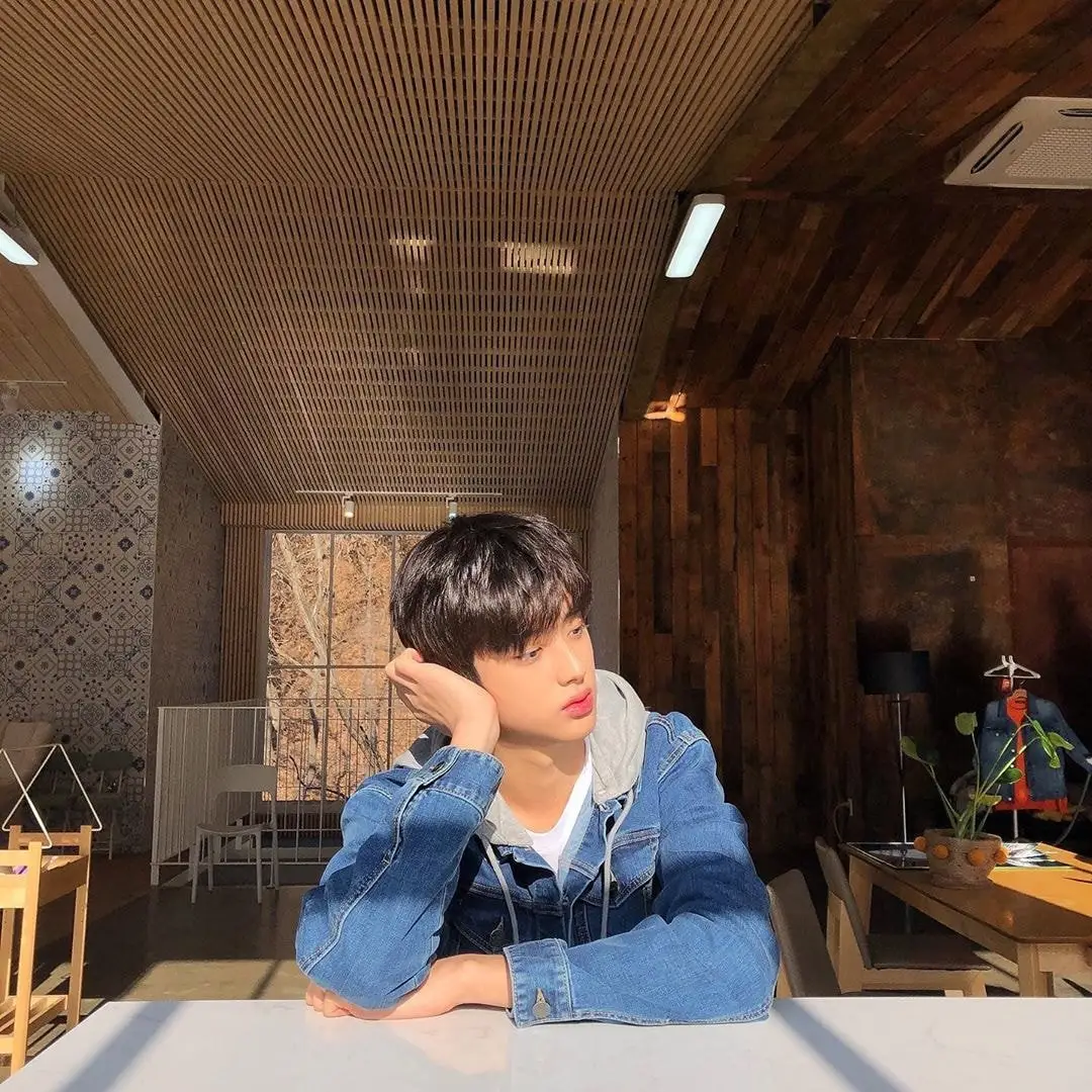 젤리피쉬 #김민규.insta (햇빛좋은날☀☀ #월요밍규 #민규 #머했을까요ㅎㅎ)