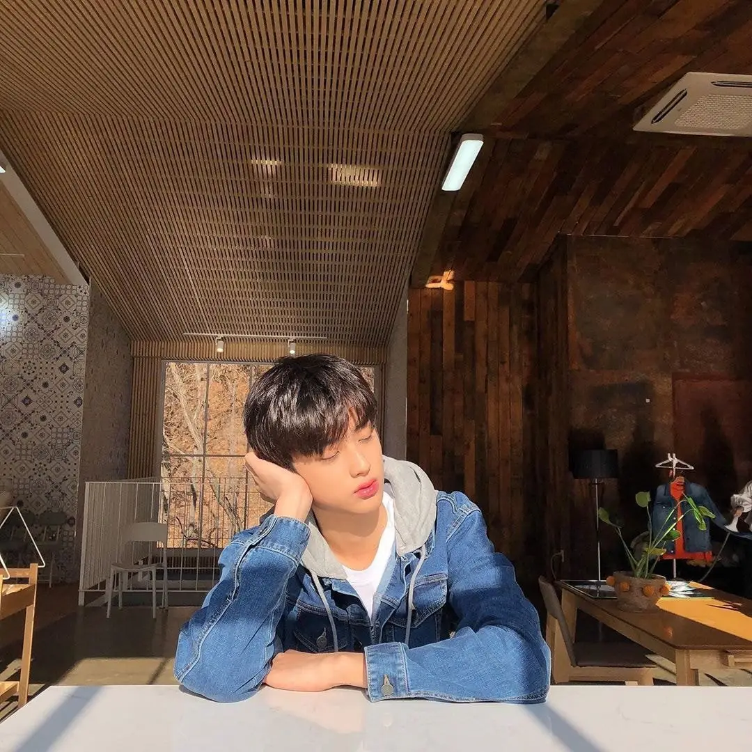 젤리피쉬 #김민규.insta (햇빛좋은날☀☀ #월요밍규 #민규 #머했을까요ㅎㅎ)