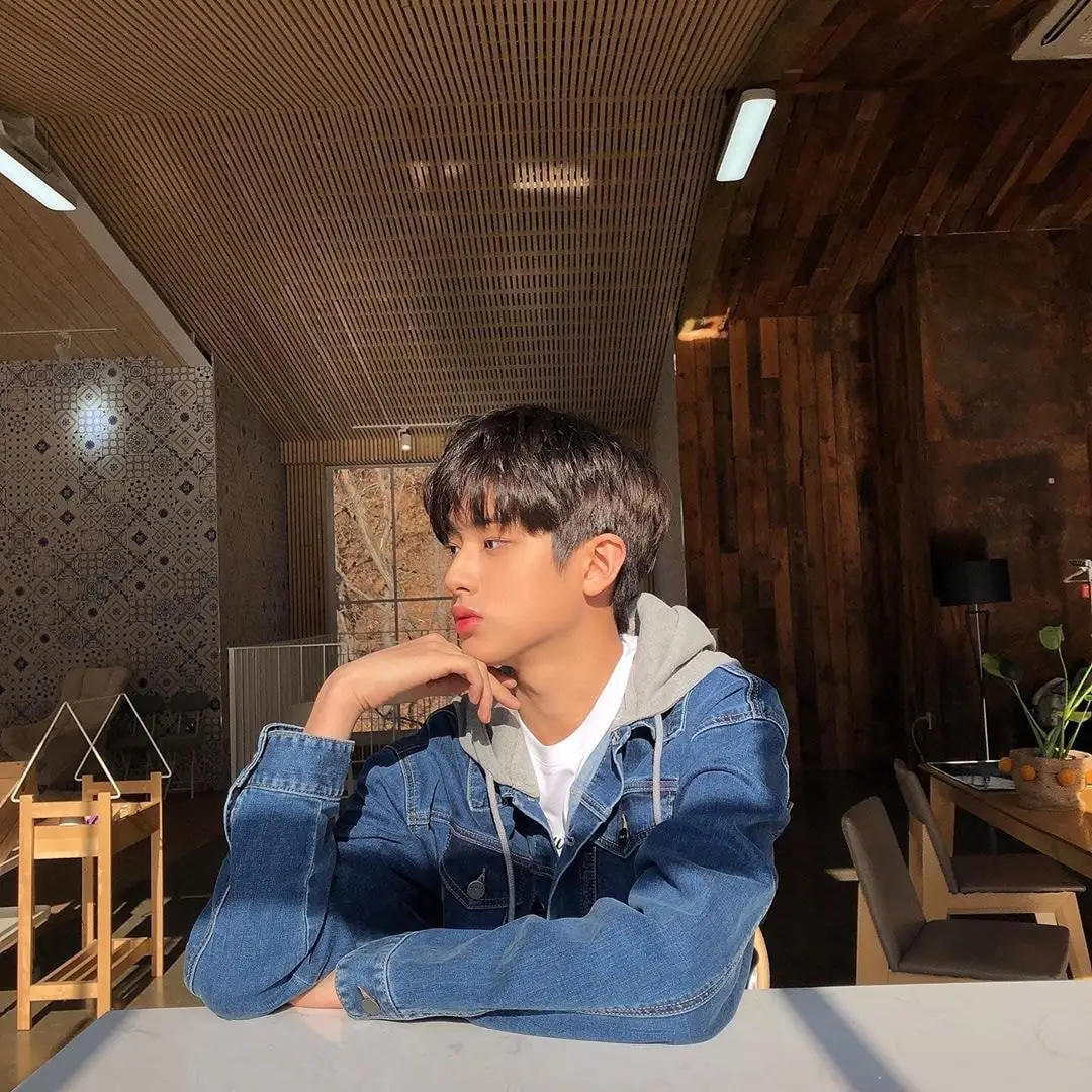 젤리피쉬 #김민규.insta (햇빛좋은날☀☀ #월요밍규 #민규 #머했을까요ㅎㅎ)