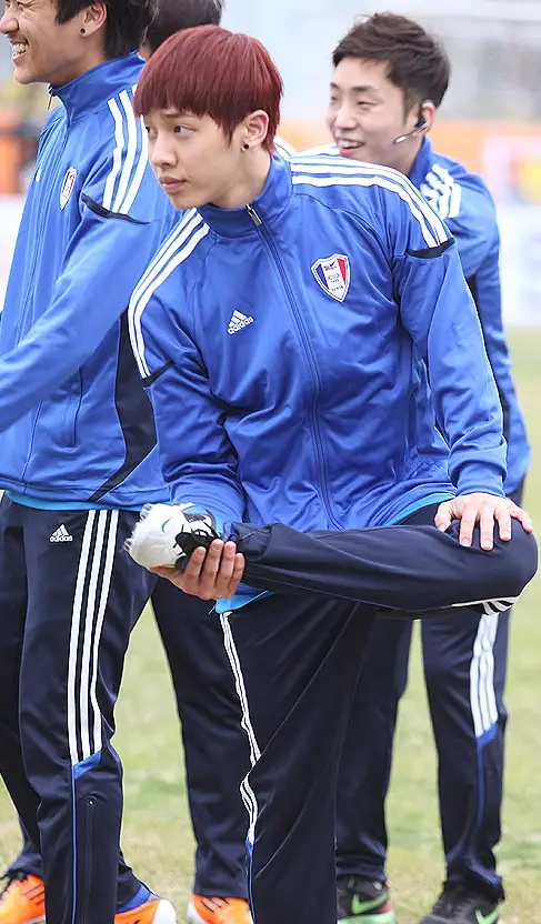 시아준수가 단장인 연예인축구단 비스트멤버들