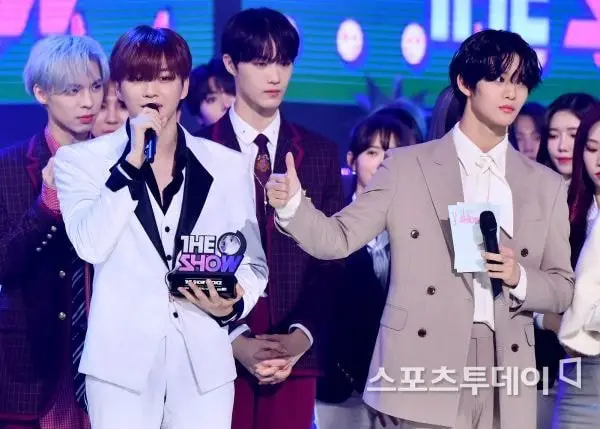 더쇼 1위 강다니엘,'워너원 멤버 배진영과 기쁨나눠'